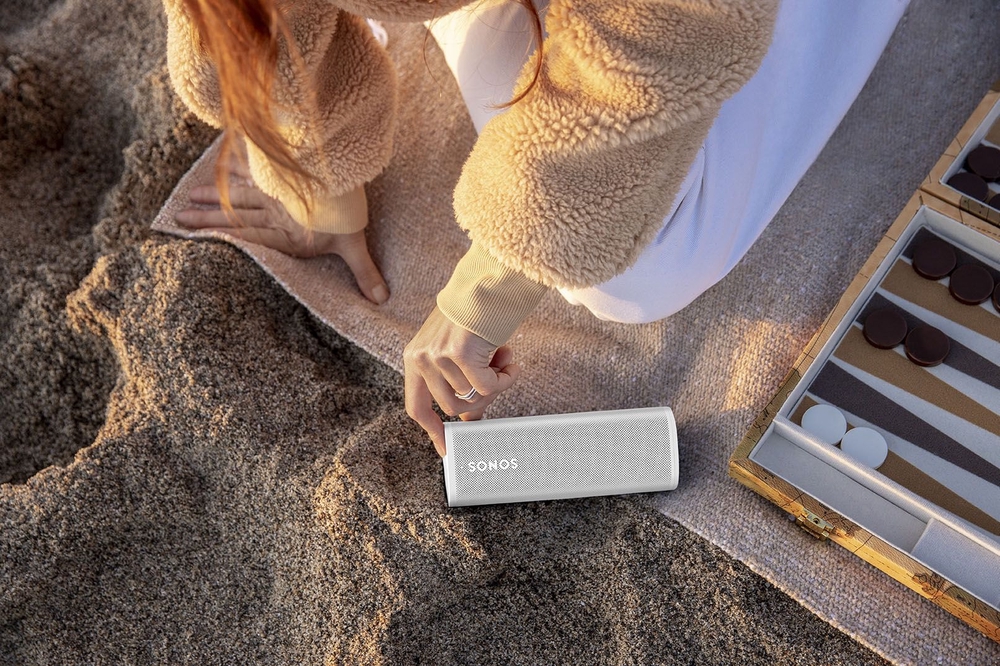 Roam-SL-Lunar-White-Lifestyle-Beach-with-Model-Q1FY22-MST-MST-JPEG-fid162127-1920x1920